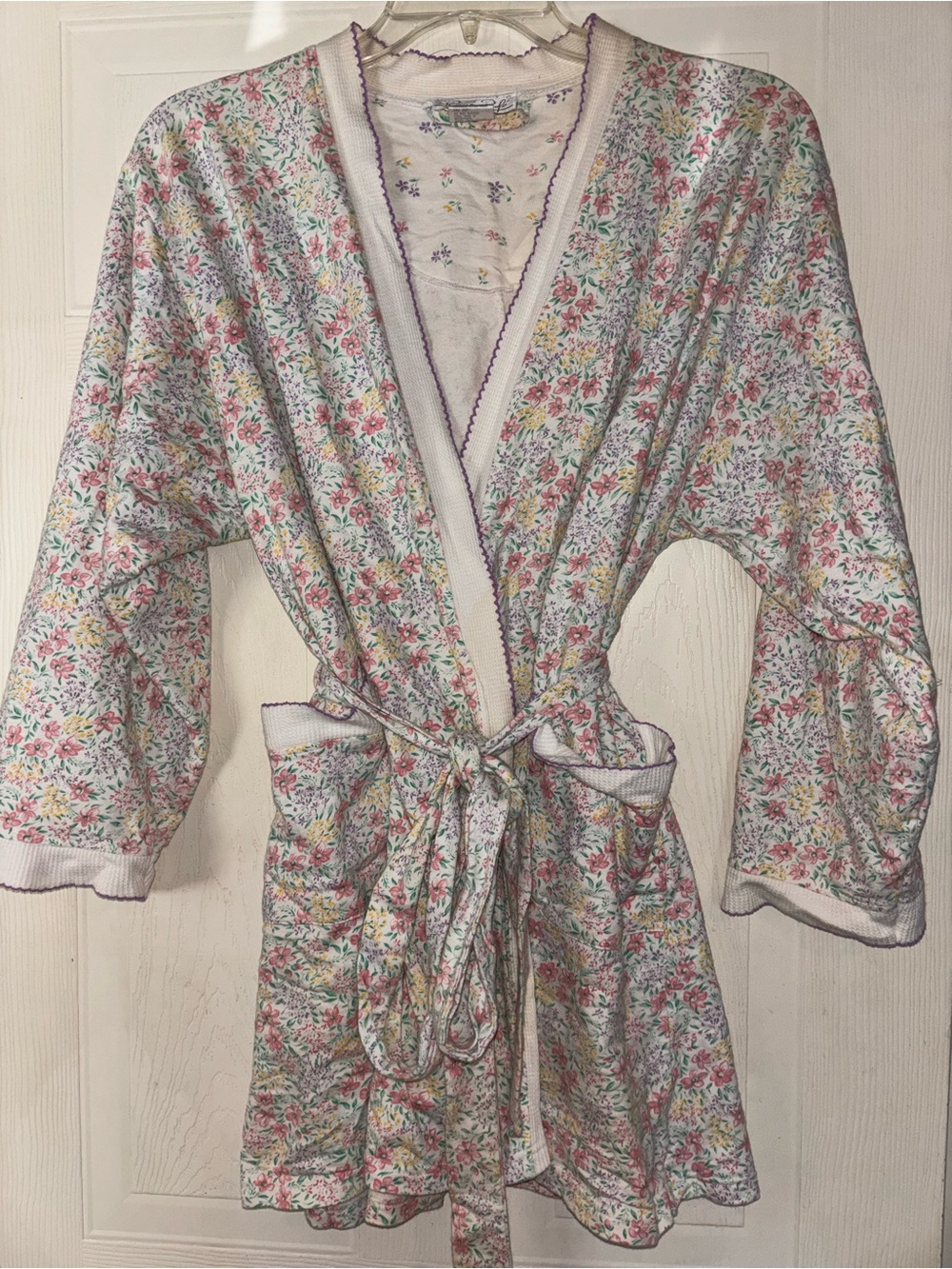 Woman’s Large vintage Cottage Core Robe With Tie Floral